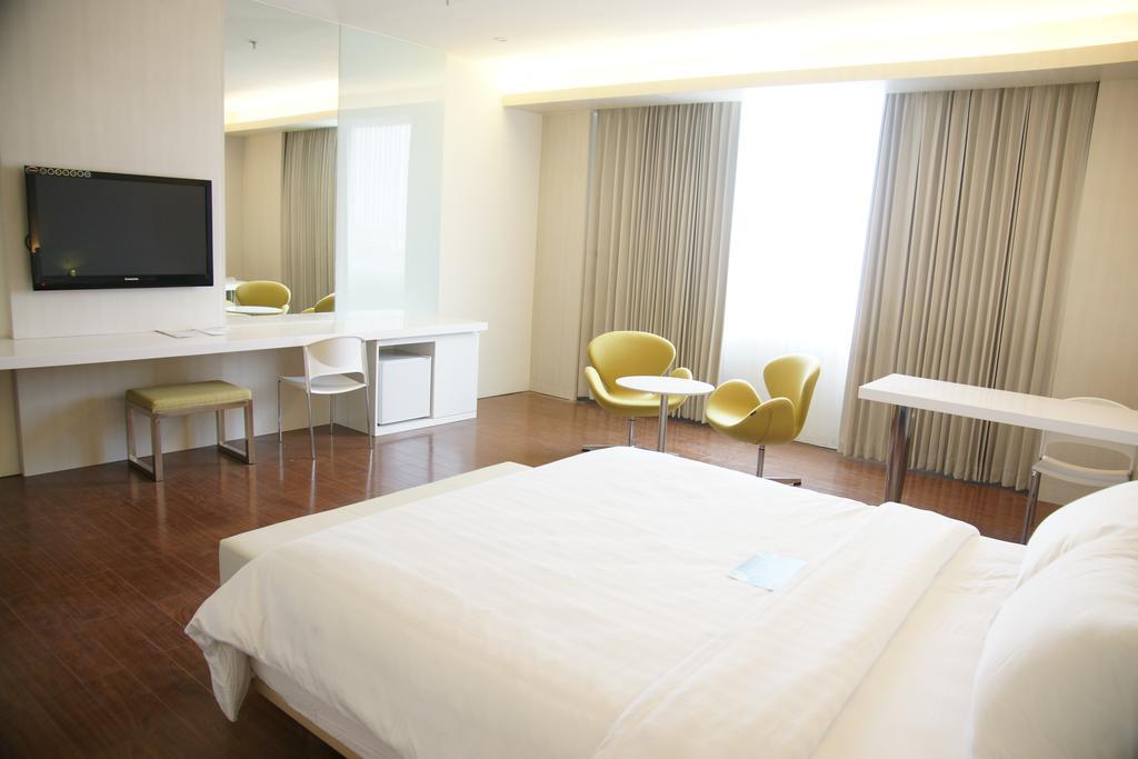 Mercure Surabaya Manyar Exterior photo