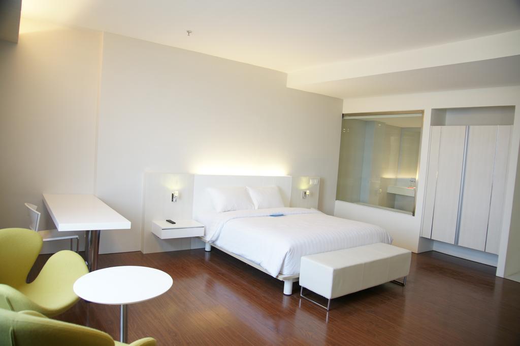 Mercure Surabaya Manyar Exterior photo